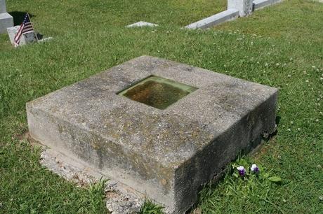 Una tumba con una ventana con vistas al interior