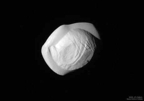 Pan, la luna de Saturno, desde la Cassini