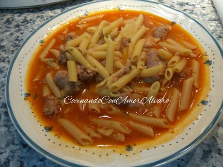 Macarrones con Salchichas Frescas Macarrones con Salchichas Frescas