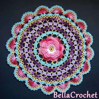 http://bellacrochet.blogspot.com.es/2015/09/radiant-rose-mandala-doily-free-crochet.html