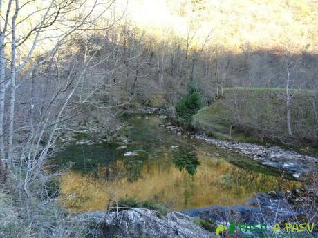 Reflejos sobre el Río Dobra en la Ruta de la Olla de San Vicente