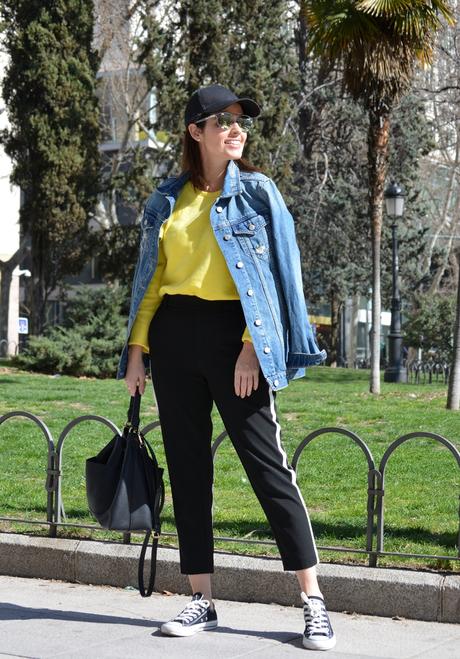 outfit-sudadera-amarilla-zara-street-style