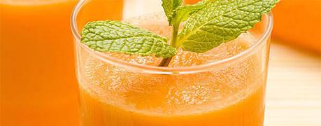 6 remedios caseros para el dolor de garganta Zumo de zanahoria y menta