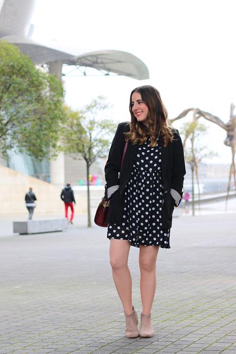 Outfit de primavera con vestido de lunares Outfit de primavera con vestido de lunares