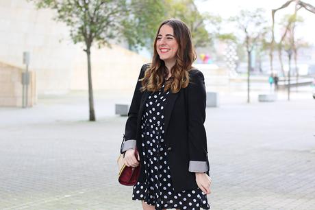 Outfit de primavera con vestido de lunares Outfit de primavera con vestido de lunares
