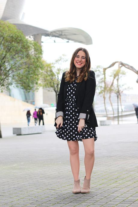 Outfit de primavera con vestido de lunares Outfit de primavera con vestido de lunares
