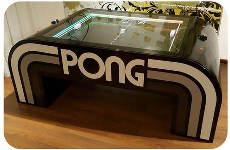 Mira esta mesa que homenajea al clásico Pong, ¡con música y 4 puertos USB!