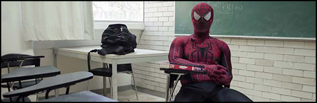 Este profesor mexicano da clases vestido como Spider-Man