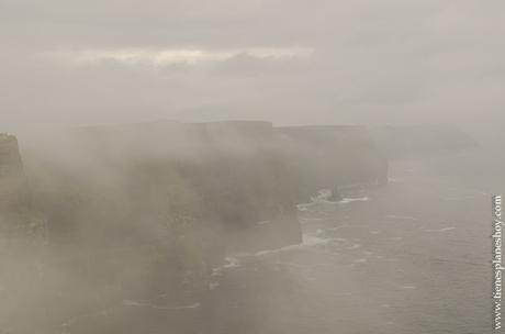 Acantilados de Moher niebla Irlanda Condado Clare