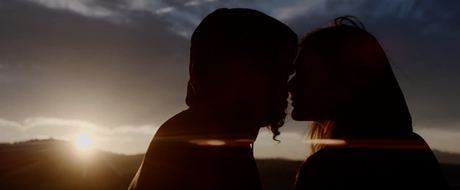 El productor y DJ nominado a los Grammy, Steve Aoki  y Louis Tomlinson han creado para el videoclip de su hit mundial “Just Hold On” la banda sonora de un amor apasionado.