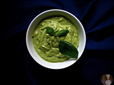 Crema de aguacates y albahaca