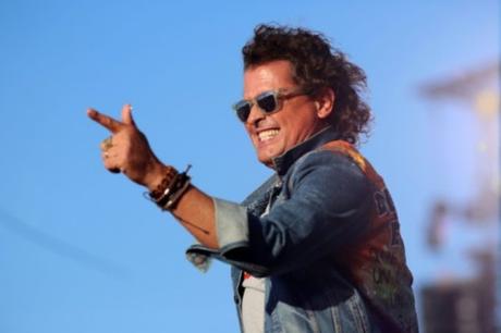 Carlos Vives dona guitarra para damnificados de incendio en #Chile Carlos Vives dona guitarra para damnificados de incendio en #Chile