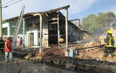 Incendio de grandes proporciones destruye 3 viviendas en Placetas