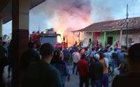 Incendio de grandes proporciones destruye 3 viviendas en Placetas