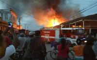 Incendio de grandes proporciones destruye 3 viviendas en Placetas