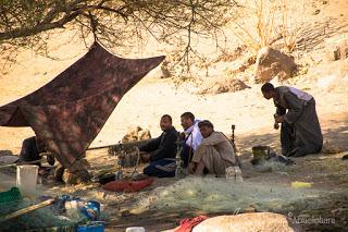 Un grupo de pescadores descansa para comer a las orillas del Nilo. Fotografia_viaje_Egipto.Abuelohara