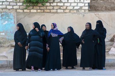 Mujeres de luto riguroso en el poblado Nubio. Tradición y religión. Fotografia_viaje_Egipto.Abuelohara