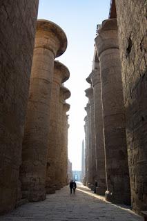 Los hombres parecemos insignificantes junto a los pilares del Templo de Karnak. Fotografia_viaje_Egipto.Abuelohara