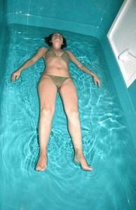 Chica flotando en el flotario OCEAN Chica flotando en el flotario OCEAN 194x300 Curarse con hidroterapia