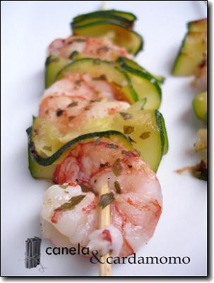 Frame_DSC04280 Cumpleaños III – Brochetas de Gambones y Calabacín