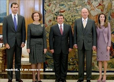 Los Reyes y los Príncipes de Asturias almuerzan con Simón Peres. El look de Dña. Letizia