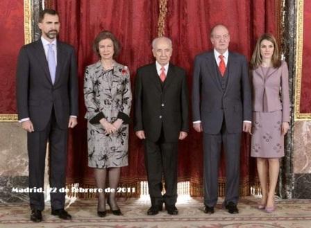 Los Reyes y los Príncipes de Asturias almuerzan con Simón Peres. El look de Dña. Letizia