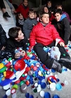 Una familia de Lekeitio inicia una recogida de tapones para reciclar y sufragar así un aparato ortopédico para su hijo con distrofia muscular