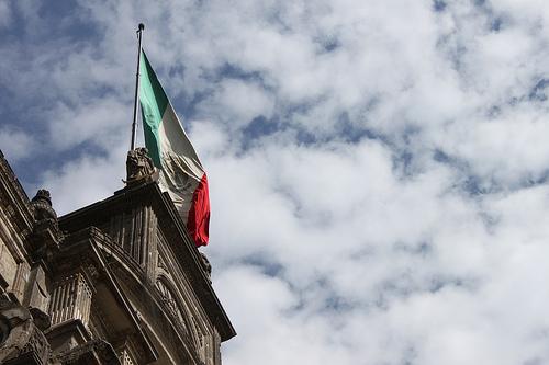 Bandera sobre catedral 1