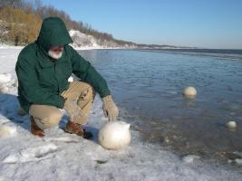 Bolas de hielo en la playa subir imagenes