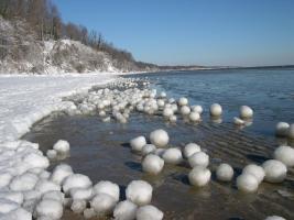 Bolas de hielo en la playa subir imagenes