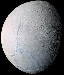 Fotografía de Encélado obtenida por la nave espacial Cassini en que se pueden observar las 'rayas de tigre'