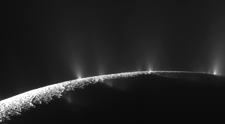 Una fotografía, obtenida por la sonda Cassini, de un conjunto de chorros de vapor y hielo que emergen de fisuras en Encélado