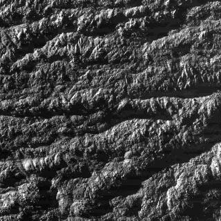 Vista de cerca de una 'raya de tigre' en Encélado, obtenida por la sonda Cassini en 2008