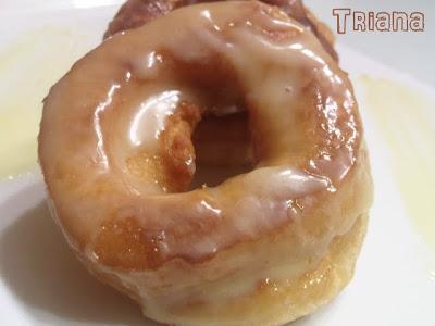 Rosquillas bañadas de chocolate blanco