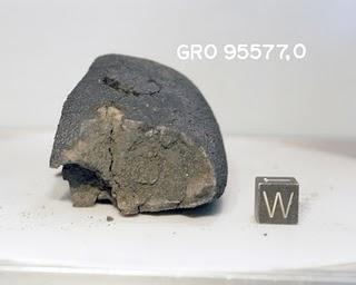 Más asteroides podrían contener los ingredientes de la vida Fotografía de un meteorito rico en carbono analizado en el estudio