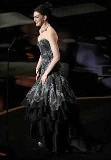 Anne Hathaway y sus 7 vestidos en los Oscars 2011