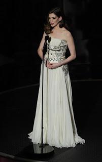 Anne Hathaway y sus 7 vestidos en los Oscars 2011