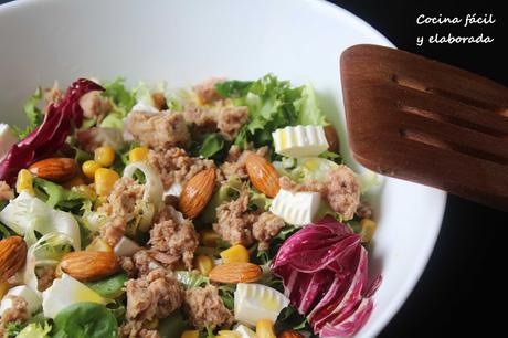 ENSALADA DE MAIZ, QUESO FRESCO, ATÚN Y ALMENDRAS. COCINA SANA