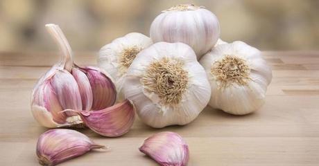 Ajo negro o blanco, condimentos y medicina en cocina