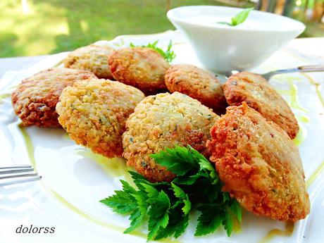 Falafel o albóndigas de garbanzos  con salsa de yogur