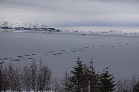 Misteriosos patrones en Zig-Zag aparecen en un lago congelado de Islandia