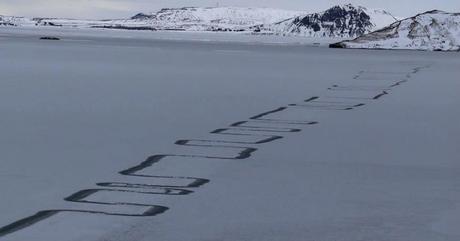 Misteriosos patrones en Zig-Zag aparecen en un lago de Islandia