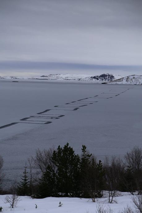 Misteriosos patrones en Zig-Zag aparecen en un lago congelado de Islandia
