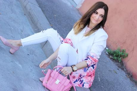 Primavera con blazer de flores y top con mangas de volantes Primavera con blazer de flores y top con mangas de volantes