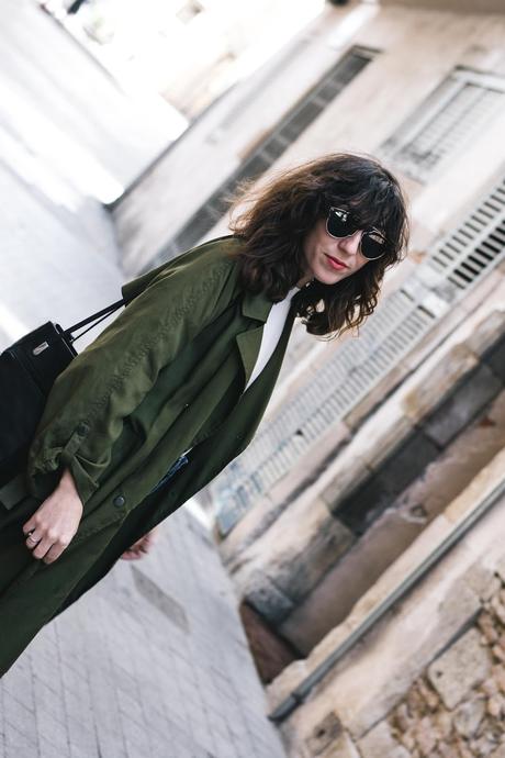 Look del Día: Menbur Sandals SS 17 Jeans urban Outfiters, camiseta Mango, gabardina Topshop, sandalias Menbur
