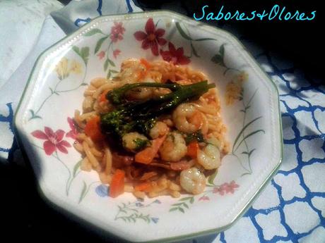 FIDEUA DE VERDURAS , BLINI Y GAMBAS FIDEUA DE VERDURAS , BLINI Y GAMBAS