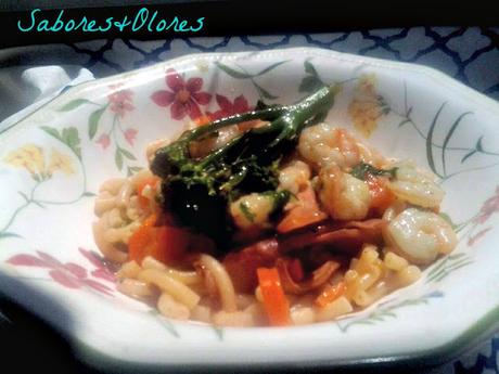 FIDEUA DE VERDURAS , BLINI Y GAMBAS FIDEUA DE VERDURAS , BLINI Y GAMBAS