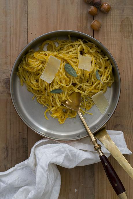 SPAGHETTI DE CURCUMA A LA CARBONARA VEGETARIANA