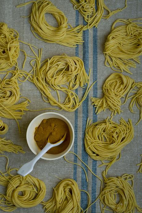 SPAGHETTI DE CURCUMA A LA CARBONARA VEGETARIANA