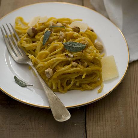 SPAGHETTI DE CURCUMA A LA CARBONARA VEGETARIANA